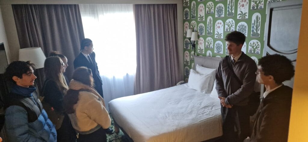 Les BTS 1 en visite au Novotel 5 WhatsApp Image 2025 10 13 a 18.53.52 0f8a98c3