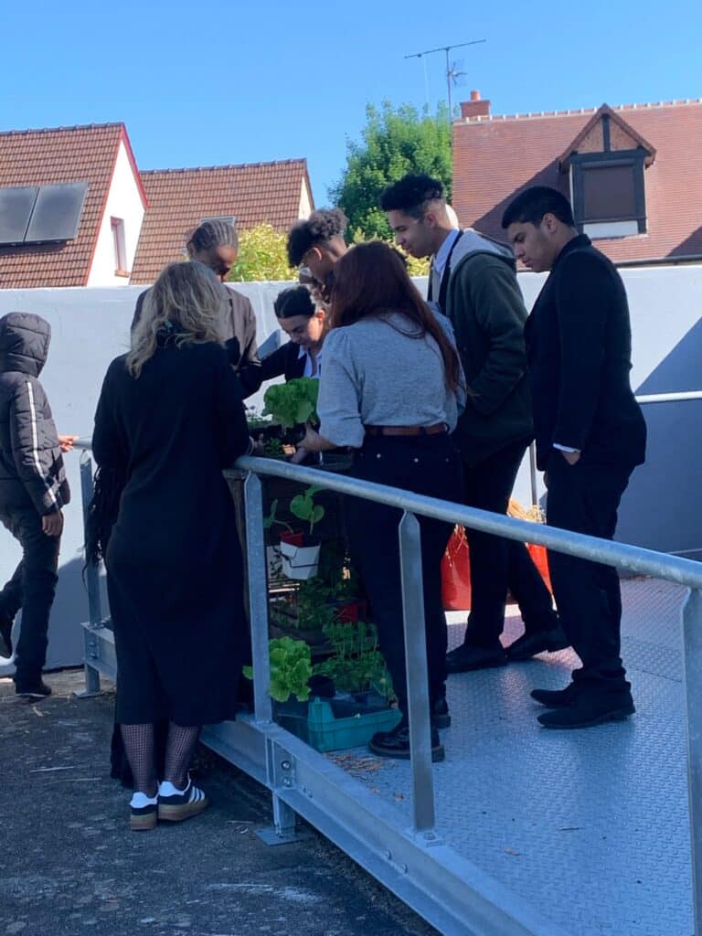 « Cultiver son jardin » : les élèves mettent les mains dans la terre ! 5 WhatsApp Image 2026 05 12 at 10.59.38